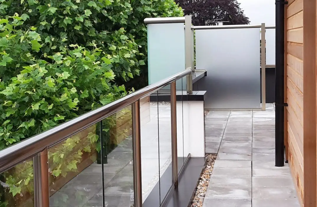 Balcony with Privacy Screens