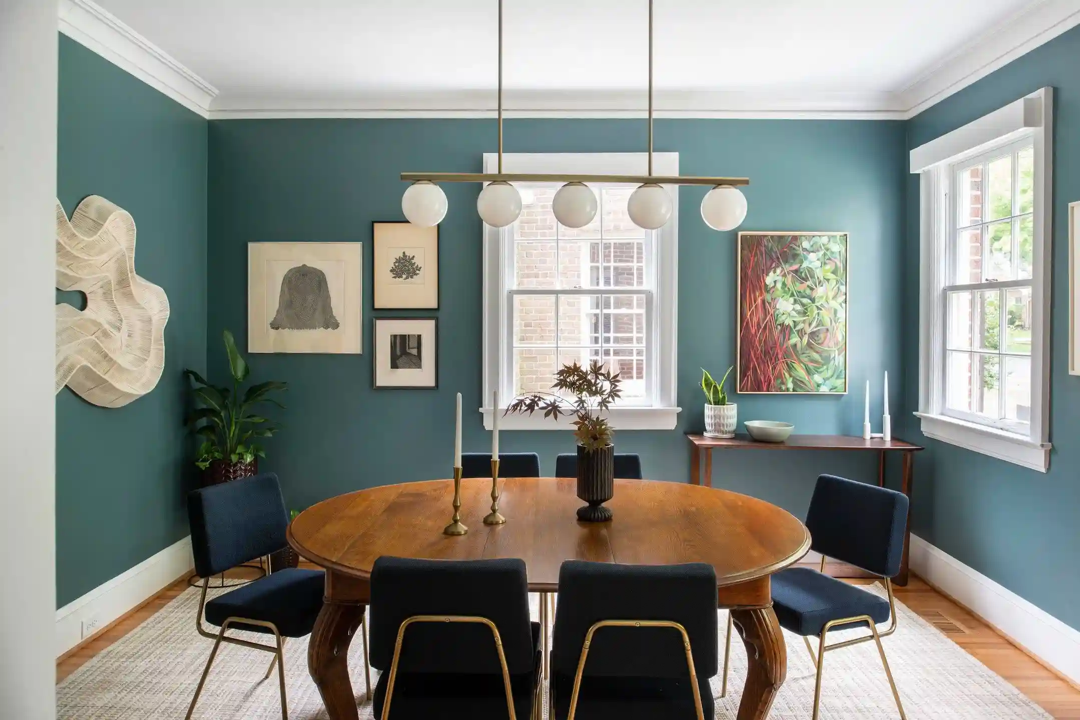 Mix Modern and Vintage Dining Decor