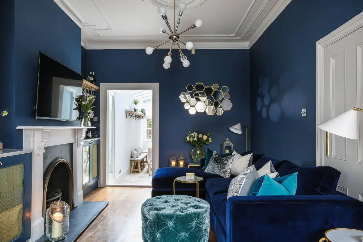 Deep Blue Living Room for a Calm and Sophisticated Look