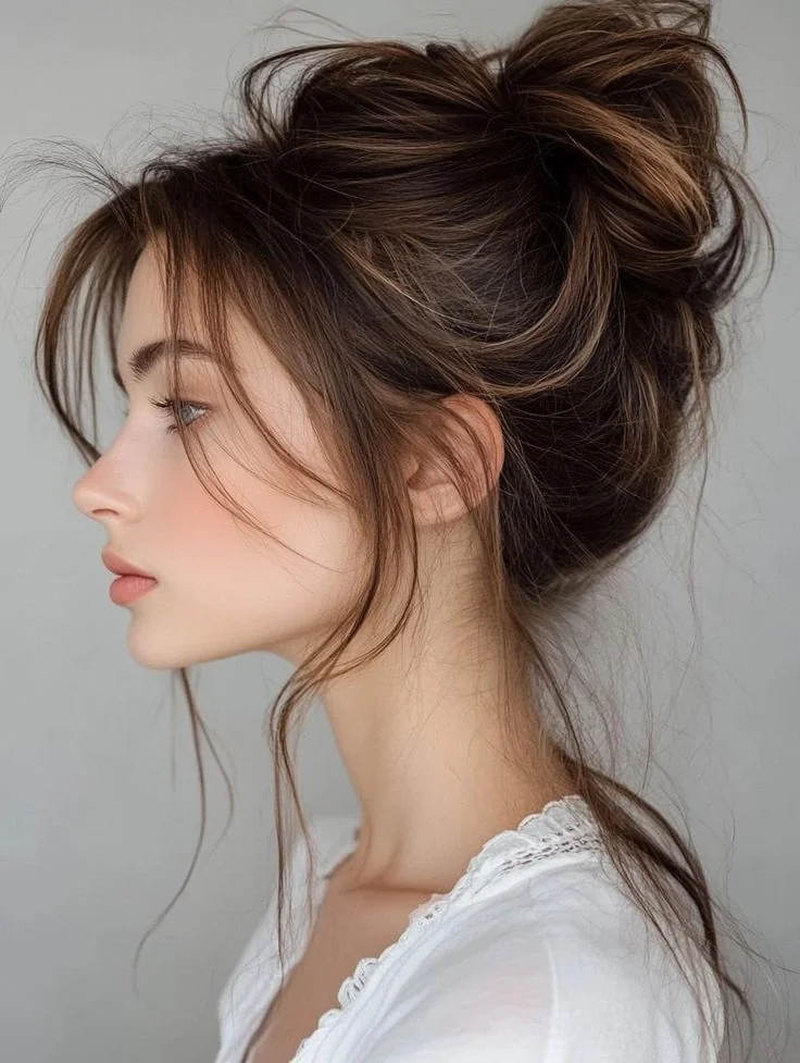 Messy Bun for Effortless Summer Beauty
